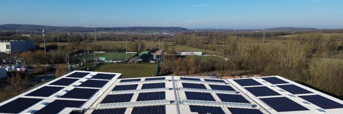 Module auf dem Fabrikdach