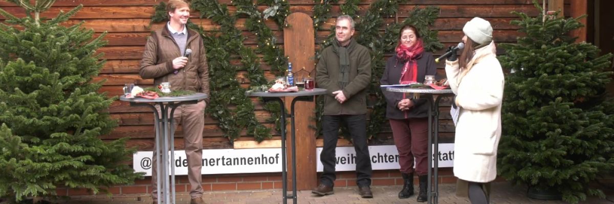 Benedikt Schneebecke (links), Gerald Mai, Karin Lorenz und Tina Knop eröffnen die Saison für den Weihnachtsbaumverkauf und vermitteln, dass die Familienbetriebe fleißig damit beschäftigt sind, dass in allen Haushalten bald ein Naturbaum stehen kann. 