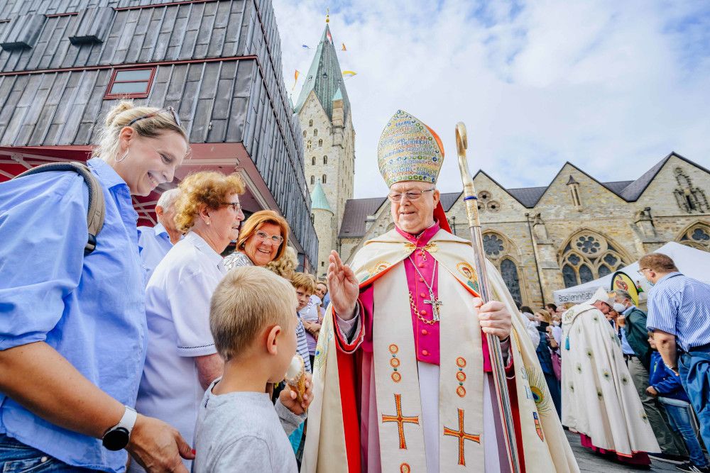 Reliquien des heiligen Liborius zurück im Westchor des Domes