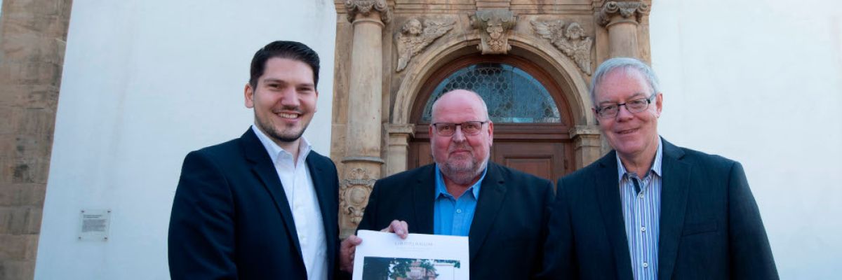 Das Bildungs- und Tagungshaus Liborianum lädt am 11. September 2022 Interessierte zu einem „Tag der offenen Tür“ ein. Stefan Laskowski (Stellvertretender Leiter des Tagungshauses), Ludger Vollenkemper (Leiter des Bildungshauses) und Andreas Hölscher (Direktor des Bildungs- und Tagungshauses Liborianum) freuen sich, die Räume und Angebote des Liborianums vorzustellen ©Thomas Throenle / Erzbistum Paderborn