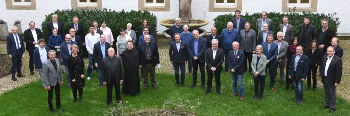 Erzbischof Hans-Josef Becker (vorne 3.v.l.), der auch Schulbischof der Deutschen Bischofskonferenz ist, feierte mit den Mitgliedern der Arbeitsgemeinschaft katholischer Schulen im Erzbistum Paderborn einen  Gottesdienst im Paderborner Dom und kam mit ihnen anschließend im Liborianum ins Gespräch. Foto: Maria Aßhauer/Erzbistum Paderborn.