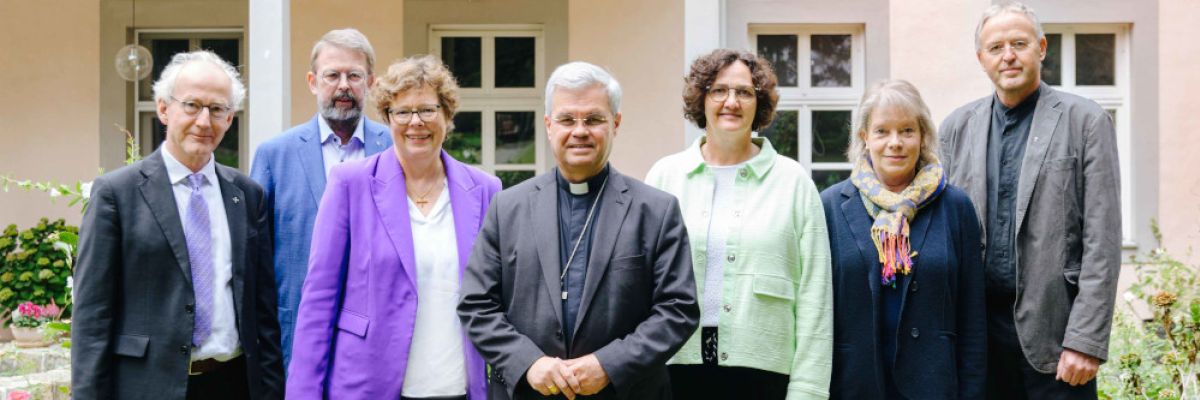 Pfarrer Dr. Martin Streck, Dr. Burkhard Neumann, Bischöfin Dr. Beate Hofmann, Erzbischof Dr. Udo Markus Bentz, Dekanin Eva Brinke-Kriebel, Dekanin Petra Hegmann und Dechant Bernd Conze