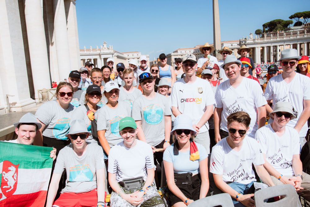 Herzlichkeit des Papsts beeindruckt Ministranten
