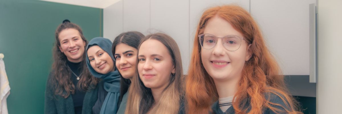 Ihr Name ist Programm: Das Team „EDGGY“ verbindet EGGs und Cutting EDGE-Research. V.l.n.r.: Cora Schmetzer, Lina Obeidat, Bahar Abrishamchi, Paulina Welzenbach und Alena Fries