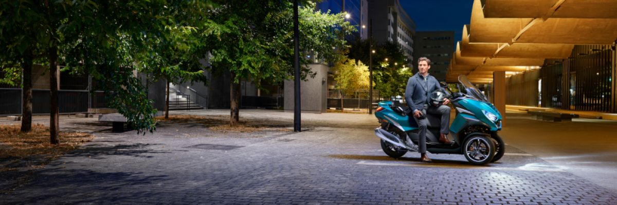 Der neue Peugeot Metropolis verfügt über die neuesten Fahrerassistenzsysteme wie den automatischen Warnblinker – eine Weltneuheit für Dreiradroller. Quelle: Peugeot Motocycles