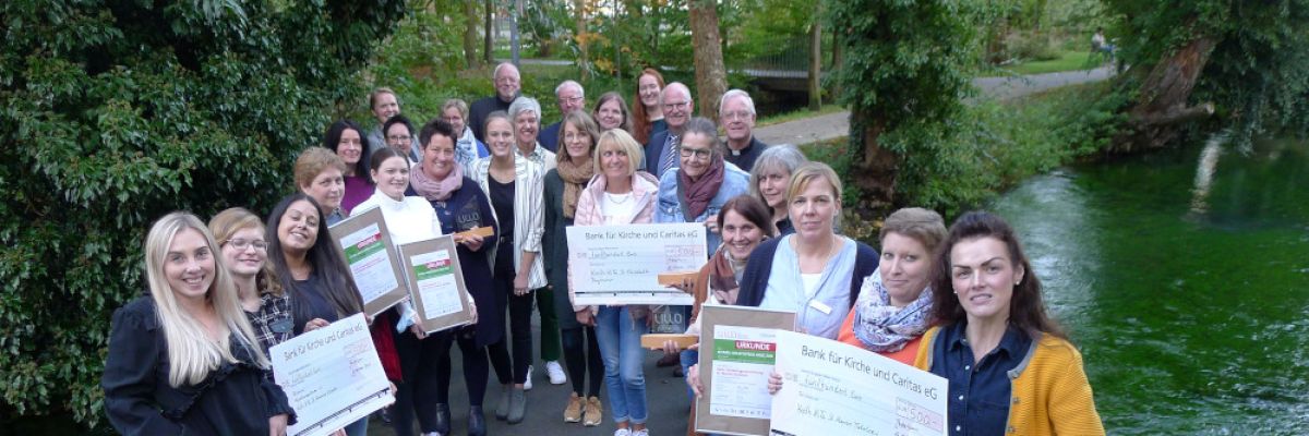 Vertreterinnen und Vertreter der drei Gewinner-Kindertagesstätten Kath. Kindergarten St. Antonius Wickede, Kath. Kindertagesstätte St. Elisabeth Bergkamen-Oberaden und Kath. Kindertagesstätte St. Marien Tietelsen präsentieren stolz ihren Preis DIE ULLA. 2020/2021. ©Viola M. Fromme-Seifert