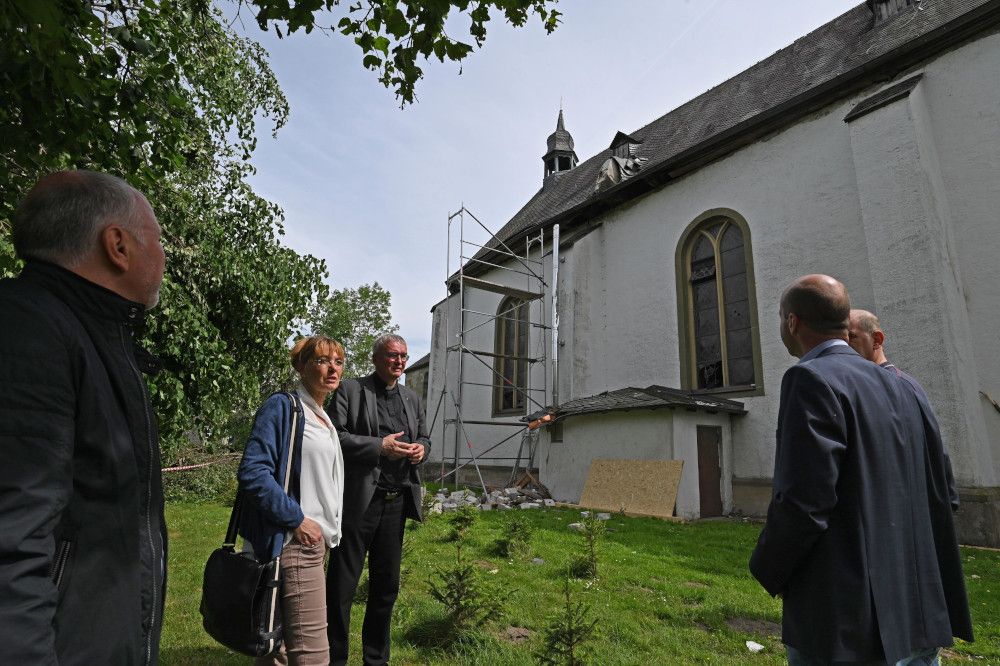 Hydraulikkran soll Dachstuhl wieder ins Lot bringen