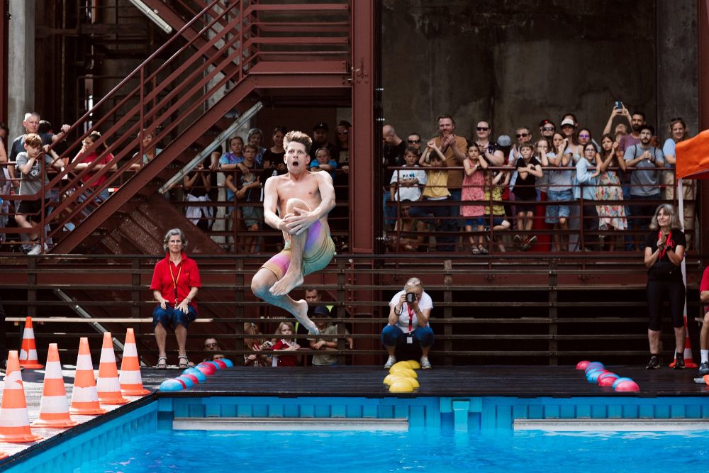 Arschbomben-Contest im Werksschwimmbad