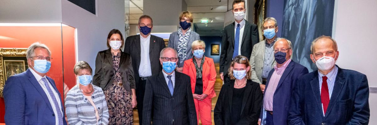 V. l. (vorne): Jürgen Müller, Landrat Kreis Herford / Ilona Spieker, Ehefrau von Landrat Friedhelm Spieker / Manfred Müller, Landrat Kreis Paderborn / Regierungspräsidentin Judith Pirscher, Bezirksregierung Detmold / Prof. Stiegemann, Direktor Diözesanmuseum Paderborn (hinten): Elke Rawisch de Teran, Ehefrau von Landrat Manfred Müller / Dr. Ralf Niermann, Landrat Kreis Minden-Lübbecke / Dr. Katharina Giere, Polizeipräsidentin Bielefeld / Claudia Müller, Ehefrau von Landrat Jürgen Müller / Dr. Martin Klein, Hauptgeschäftsführer Landkreistag NRW / Friedhelm Spieker, Landrat Kreis Höxter / Pit Clausen, Oberbürgermeister Stadt Bielefeld
