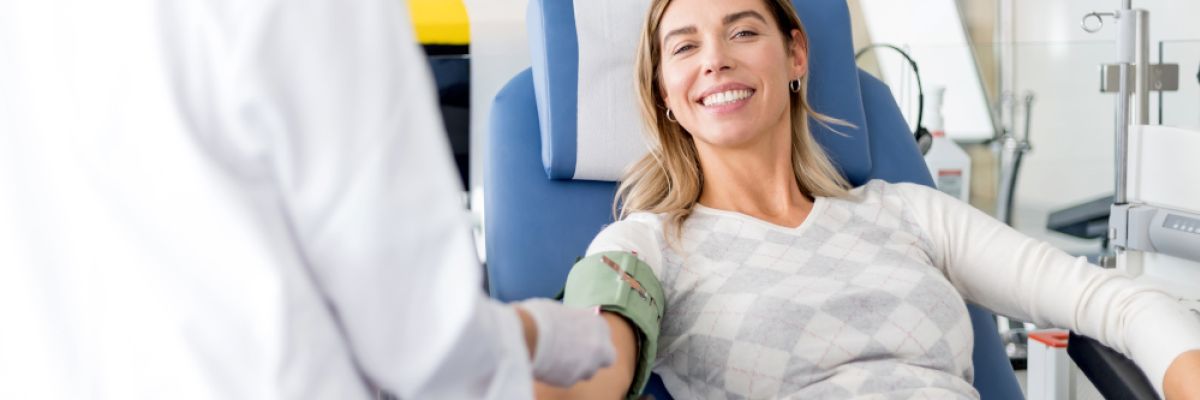 Junge Frau bei der Blutspende ©DRK-Blutspendedienst West