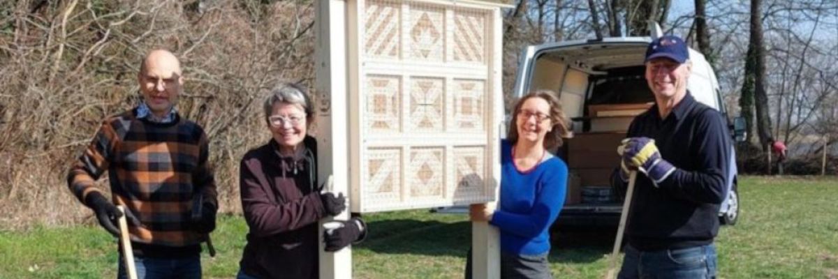 Die Deutschland summt!-Gründer (re.) unterstützen Mittenwalde summt! beim praktischen Naturschutz