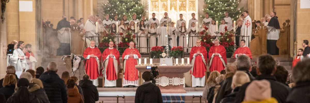 Via Livestream konnten Gläubige das Requiem für den verstorbenen Papst mitfeiern