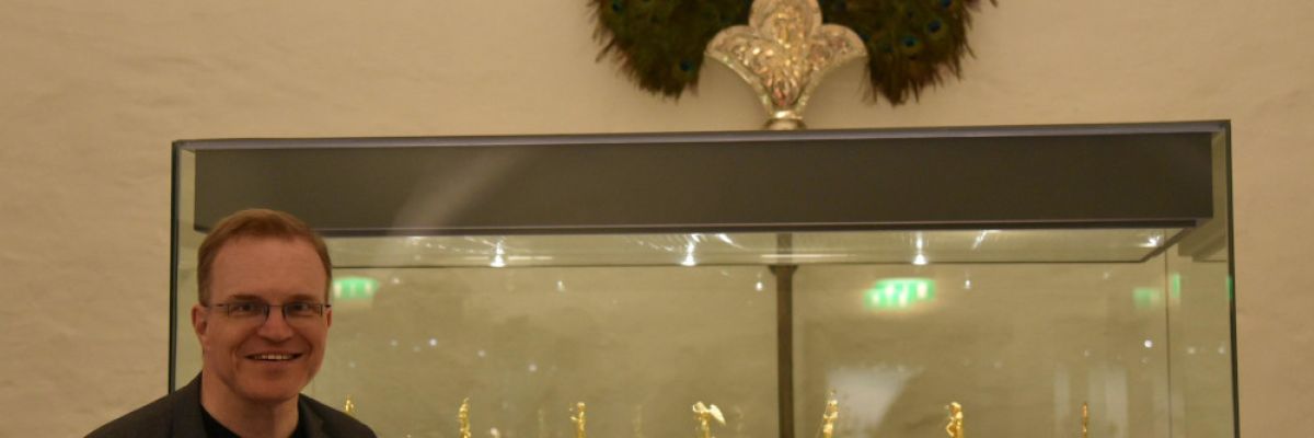 Domvikar Hans Jürgen Rade arbeitet an einem Buch über den Pfauenschweif und den Libori-Schrein. ©Amelie Beierle / Erzbistum Paderborn