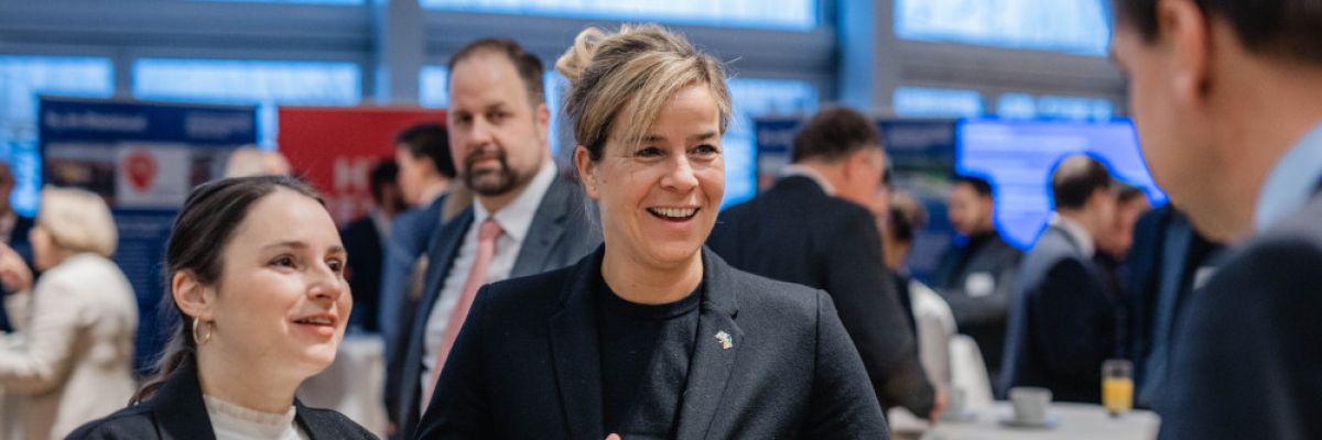 Katharina Leuffen und Mona Neubaur