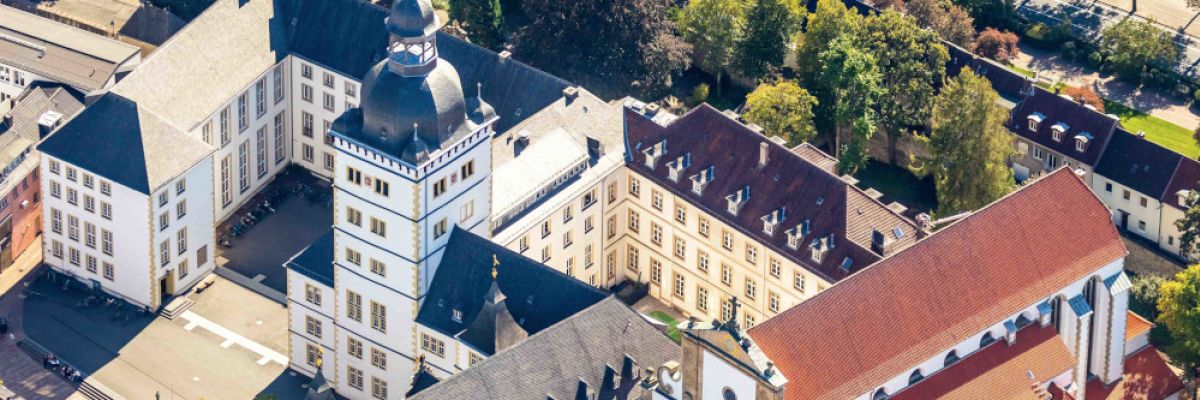 V.r.: Die Universitäts- und Marktkirche in Paderborn, das Gymnasium Theodorianum sowie die Theologische Fakultät Paderborn ©Hans Blossey / luftbild-blossey.de