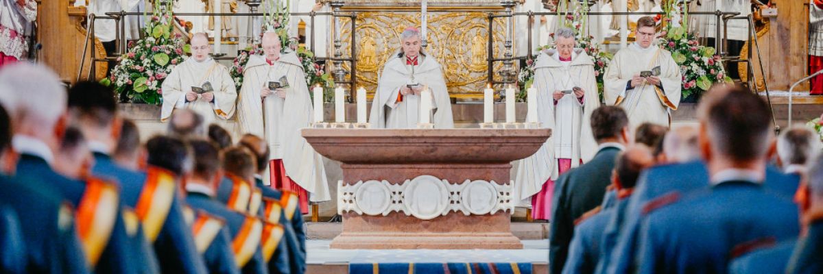 Dompropst Monsignore Joachim Göbel, Erzbischof Dr. Udo Markus Bentz sowie Domdechant Prälat Alfons Hardt aufgestellt wurden Besim Mazhiqi / Erzbistum Paderborn