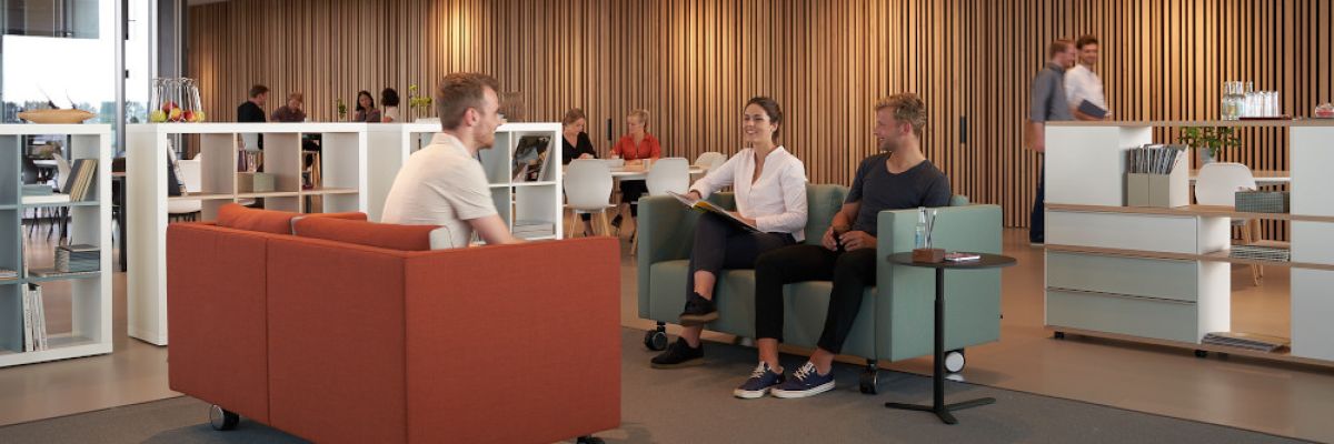 Locker möblierte Zwischenzonen fördern die Kommunikation ©SEdus Stoll AG)