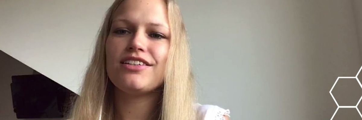  Nadine Bohlemann, Regionalgeschäftsführerin der BARMER in Parderbon heißt alle Teilnehmenden zum LEHRER DIGI CAMP willkommen. ©BG3000 Service GmbH 