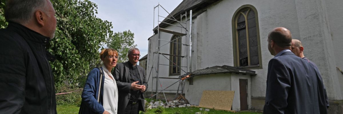 Diözesanbaumeisterin Carmen Matery-Meding und Prälat Thomas Dornseifer informierten sich vor Ort bei Dechant Thomas Wulf und Verwaltungsleiter Michael Heyer ©Ronald Pfaff / Erzbistum Paderborn