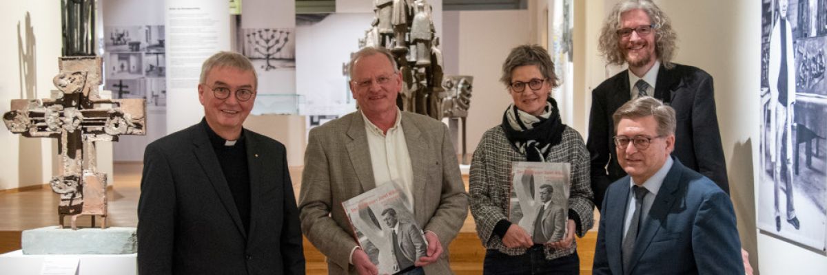 Bildunterzeile:  Präsentieren im Erzbischöflichen Diözesanmuseum das neue Werkverzeichnis „Der Bildhauer Josef Rikus – Sein Lebenswerk“: (v.l.n.r.) Prälat Thomas Dornseifer, Autor Hans-Ulrich Hillermann, Mitinitiatorin Elisabeth Rikus-Dee, Direktor Dr. Holger Kempkens und Verleger Dr. Michael Imhof