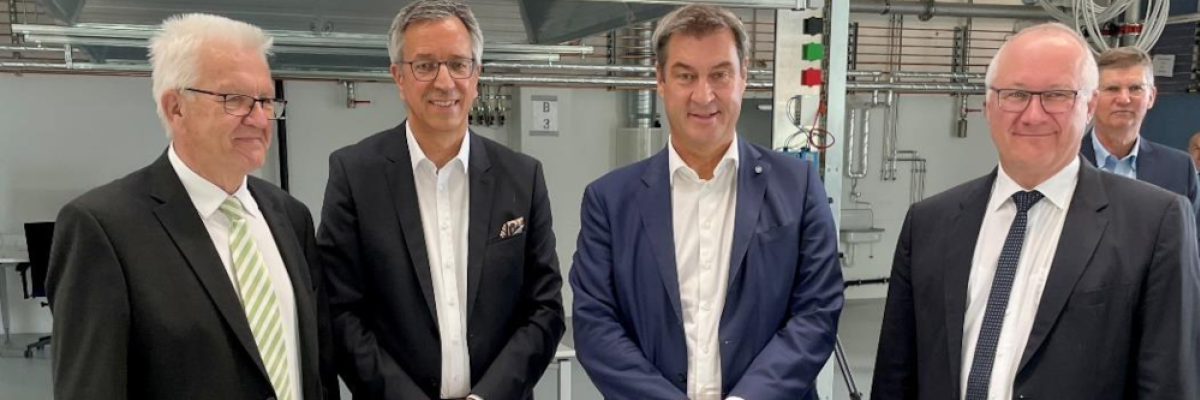 Austausch zu den Themen Wasserstoff und Brenn- stoffzellen in Ulm: Ministerpräsident Winfried Kretschmann, ZSW- Vorstand Professor Markus Hölzle, Ministerpräsident Markus Söder, ZSW-Vorstand Professor Michael Powalla (v.l.n.r.). Foto: ZSW