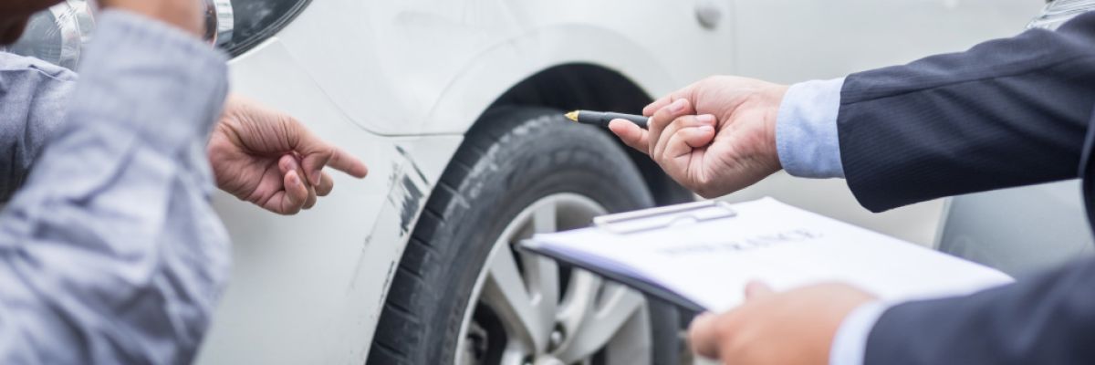 Am besten hält man im Vorwege gemeinsam mit dem Autovermieter mögliche Schäden, Kratzer oder Beulen in einem Übergabeprotokoll fest ©TÜV NORD / AdobeStock