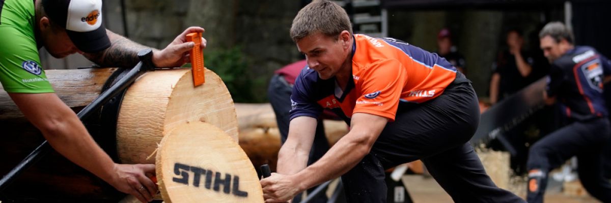Andreas Striewe an der zwei Meter langen Einmann-Zugsäge Single Buck. 