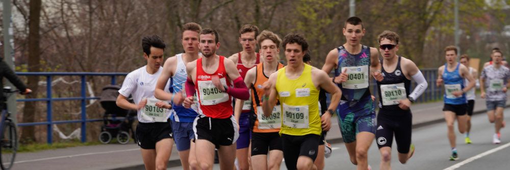 Startnummern Ausgabe beim Osterlauf gestartet