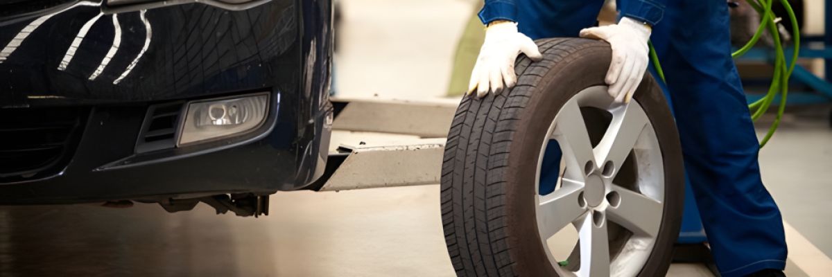 Ein Mechaniker montiert Winterreifen