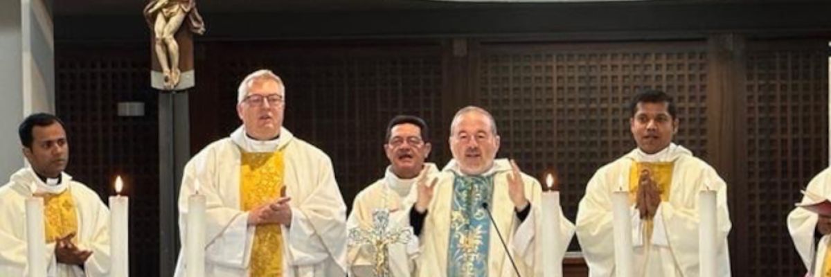 Diözesanadministrator Monsignore Dr. Michael Bredeck segnete zum Kirchweih-Jubiläum eine Liborius-Ikone, die jetzt in der Taufkapelle des Gotteshauses ihren Platz findet