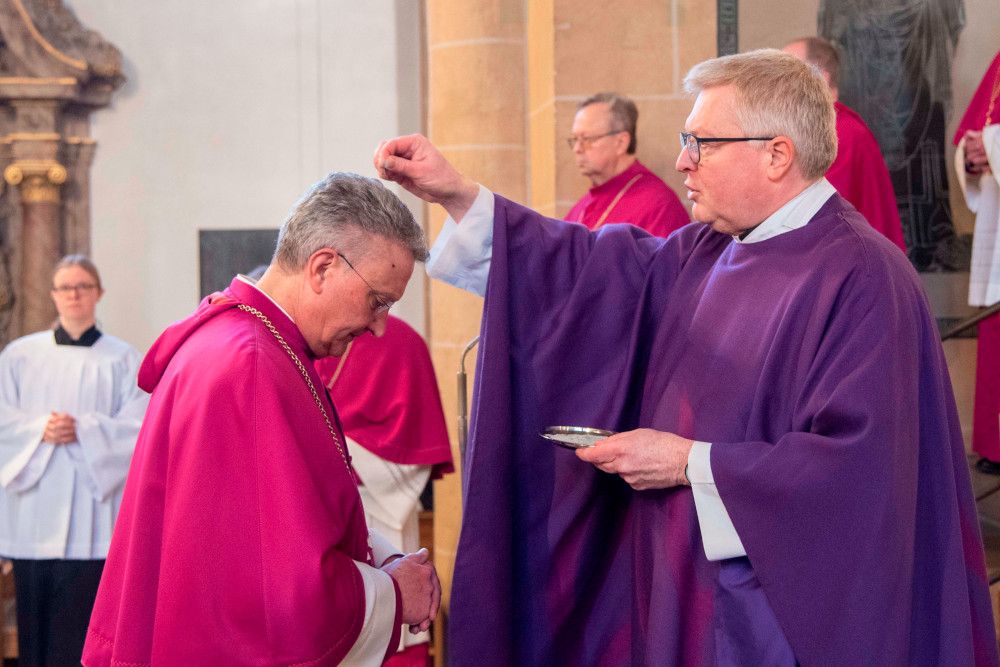 Mit Aschekreuz in die Fastenzeit starten