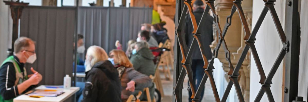  	 Impfstraße im Kreuzgang: Im Informationsgespräch mit den anwesenden Ärzten wurden die letzten Details zur Impfung besprochen ©Ronald Pfaff / Erzbistum Paderborn