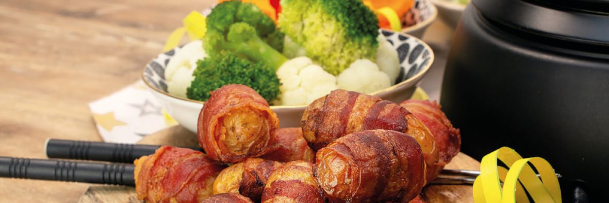  	 Sorgen am Silvesterabend für ein Geschmacksfeuerwerk im Mund: Speckkartoffeln getaucht in Käsefondue ©KMG/die-kartoffel.de