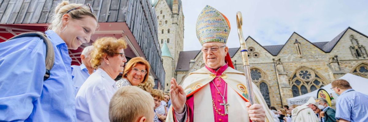 Kurze Gespräche und ein Segen für Kinder und Erwachsene, das ist Libori. Erzbischof Hans-Josef Becker hat Freude daran ©Besim Mazhiqi / Erzbistum Paderborn