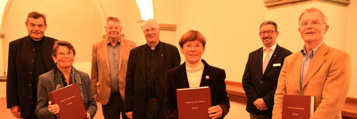 Die Familie des früheren Bistumsarchivars Dr. Alfred Cohausz hat ihre Nachlassteile dem dienstlichen Nachlass im Erzbistumsarchiv hinzugefügt (v.l.):  Johann-Adolf Cohausz, Margareta Seiling (geb. Cohausz), Franz Cohausz, Generalvikar Alfons Hardt, Birgitt Cohausz, Michael Streit, Wolfgang Cohausz. Foto: Maria Aßhauer/Erzbistum Paderborn.