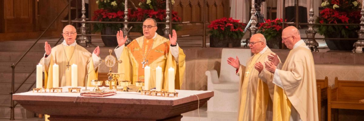 in der Christmette an Heiligabend. V.l.n.r.: Erzbischof em. Hans-Josef Becker, Weihbischof Dr. Dominicus Meier OSB, Weihbischof em. Hubert Berenbrinker, Domdechant Alfons Hardt