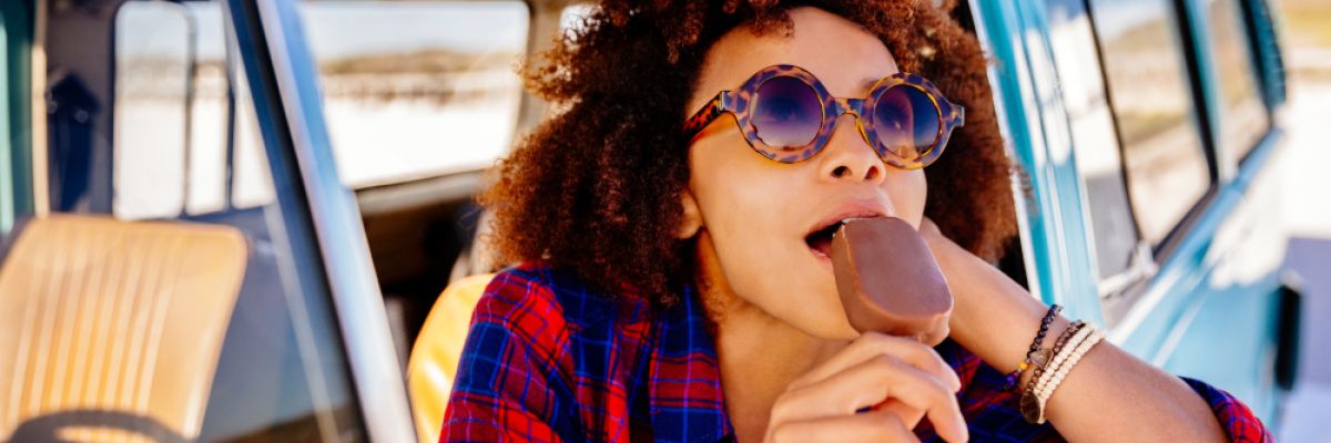 Ein Eis schmeckt auch am Steuer, aber darf man das auch?