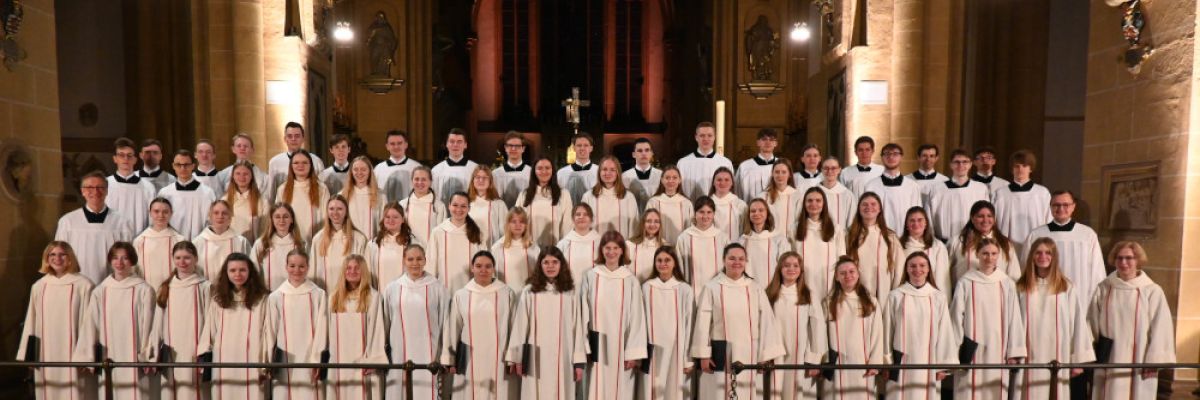  	 Mächenkantorei und Herrenstimmen des Domchors mit Domkapellmeister Thomas Berning und Domkantor Patrick Cellnik im Jahr 2023 anlässlich des 15-jährigen Jubiläums der Mädchenkantorei, als „Junge Kantorei Paderborn“ das Oratorium „Die Schöpfung“ aufführen