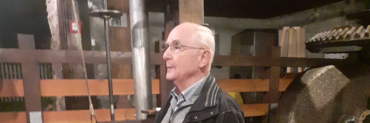 Bild 1 Schwaer Oelmuehle: Erich Schwär vom Brauchtumsverein Simonswäldertal erklärt die Historische Ölmühle.