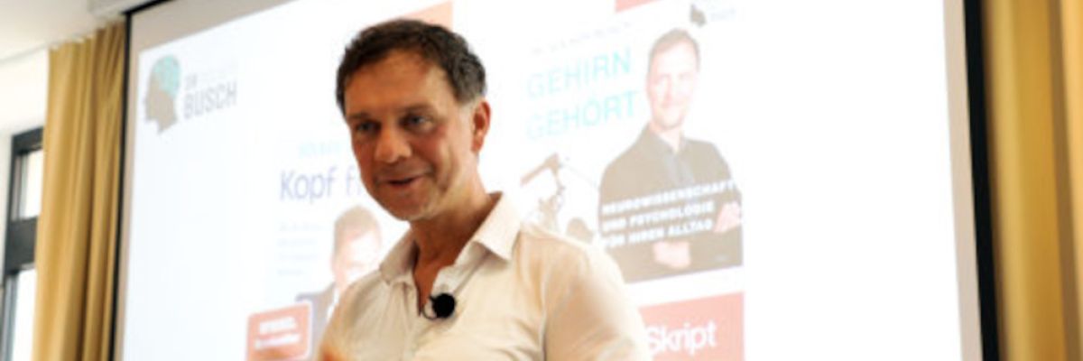 Wer mit Offenheit und Neugier durchs Leben geht und im Alltag immer wieder Neues im Kleinen zulässt, schafft den Wandel auch im Großen, sagt der renommierte Regensburger Wissenschaftler und Neurologe Professor Dr. Volker Busch