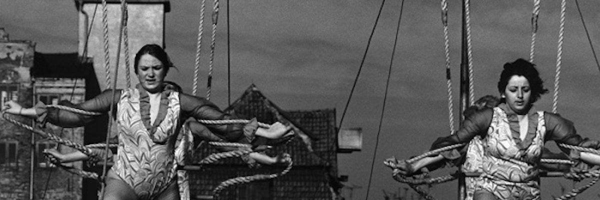  Barbara Klemm: Trapezkünstlerinnen, Rostock 1974 ©Barbara Klemm 