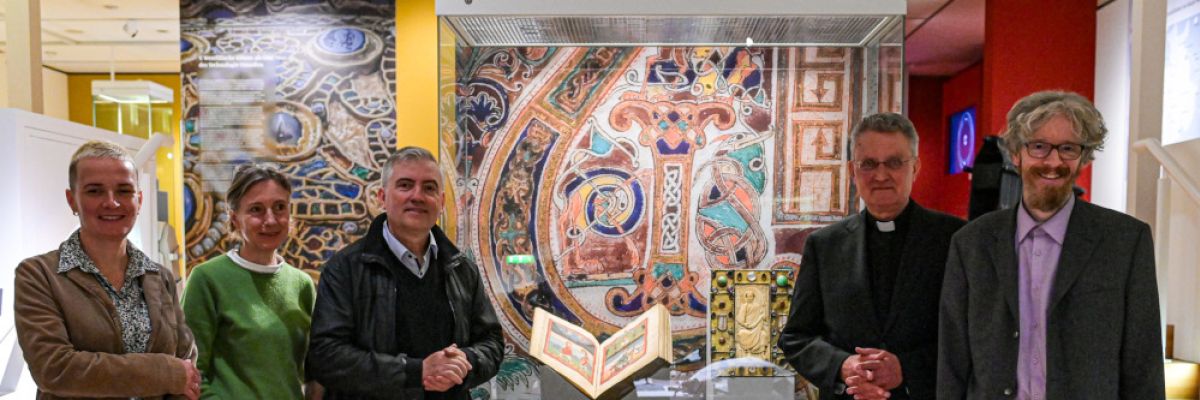 Dompropst Joachim Göbel freut sich über die Ankunft des Prager Evangeliars