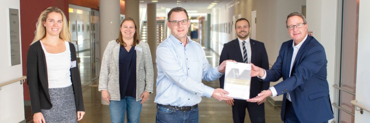 Übergabe Recruiting-Excellence-Award. V.l.: Mareike Freimuth (Personal und Finanzen), Stephanie Schubert (Personalreferentin Zentrale Dienste), René Cranz (stv. Abteilungsleiter Personal) - alle drei Mühlenkreiskliniken AöR, Dimitrij Leitenberger (Jobware GmbH, KeyAccount Management), Matthias Olten (Jobware GmbH, Leitung Geschäftsbereich Auditierung/ Zertifizierung)