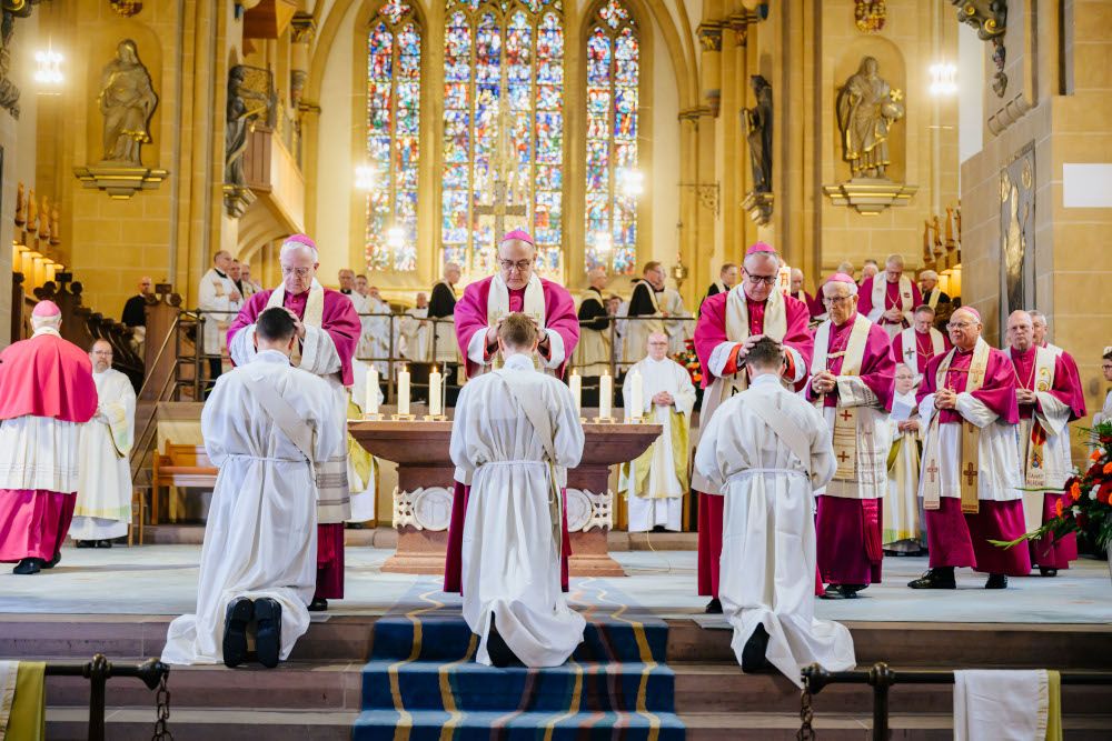 Erzbischof Dr. Udo Markus Bentz weiht erstmals drei Priester