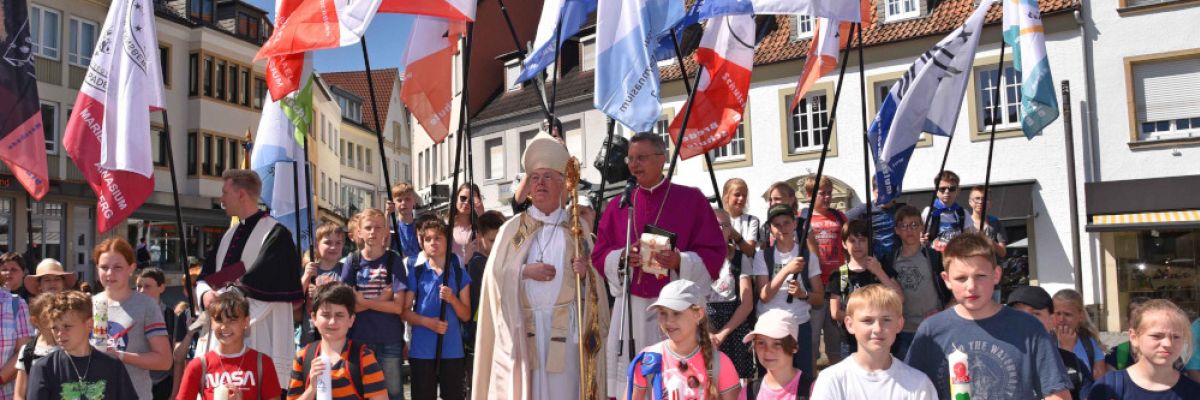 Die Schülerinnen und Schüler der sechsten Klassen der vom Erzbistum Paderborn getragenen Schulen sind kurz vor den Sommerferien zur Domwallfahrt nach Paderborn eingeladen. Sie begegnen dort Erzbischof Hans-Josef Becker und Dompropst Monsignore Joachim Göbel. Göbel ist als Leiter des Bereichs Schule und Hochschule stolz auf das konstant hohe Interesse an einer katholischen Schule. Archiv-Foto: Thomas Throenle / Erzbistum Paderborn