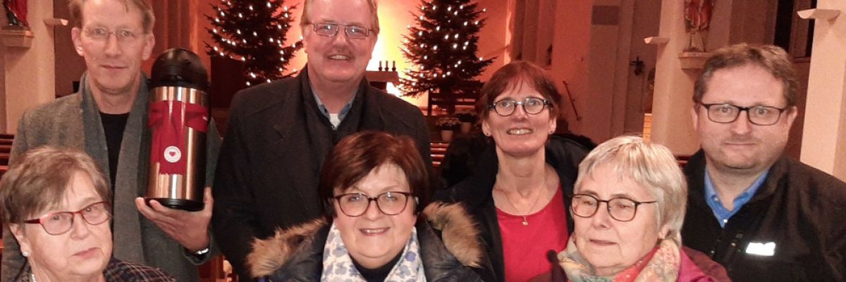 Die Organisatoren der Aktionswoche freuen sich über die gute bisherige Resonanz. Im Einsatz sind auch zwei Gastro-Kannen des Erzbistums Paderborn zur Mitmachaktion #waermespenden. Vorne v.l.: Brigitte Görkner, Renate Rosenkranz (beide Caritas-Konferenz St. Elisabeth), Anita Balkenhohl (SkF). Hinten v.l.: Gemeindereferent Christoph Fortmeier, Pastor Thomas Thiesbrummel, Gemeindereferentin Irmgard Salmen und Caritas-Koordinator Georg Karbowski 