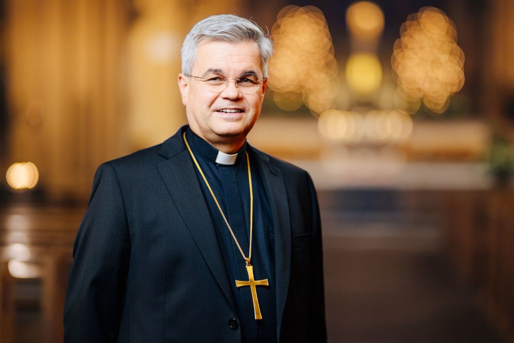 Erzbischof Dr. Bentz bei Segnung „seines“ Palliums im Petersdom
